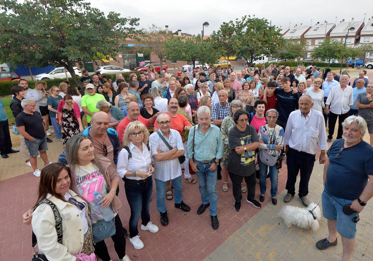 Imagen de la protesta vecinal desarrollada este martes en la urbanización de Los Rectores, en El Puntal.