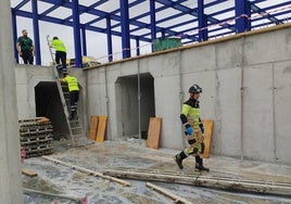 Bomberos y sanitarios intervienen en el operativo de rescate.