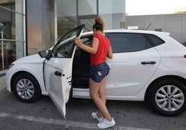 Una mujer se sube a un vehículo, en una imagen de archivo.