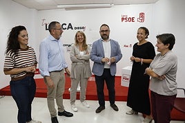 El secretario general del PSOE en Lorca, Diego José Mateos (c), rodeado de concejales.
