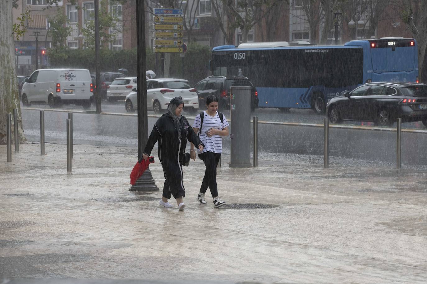 En imágenes, las fuertes lluvias dejan 31 litros en una hora en Cartagena