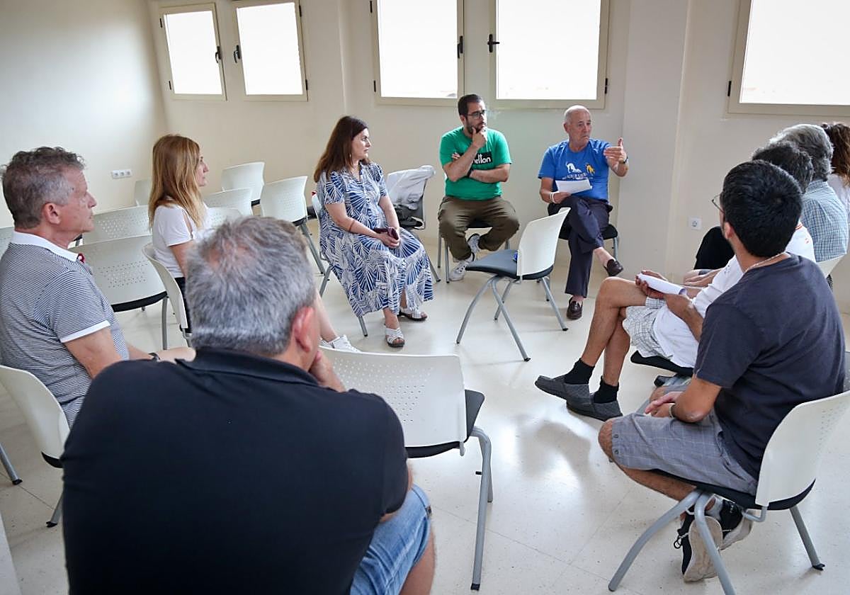 Vecinos de La Manga y de Cabo de Palos junto a personal sanitario, ayer en una reunión en el consultorio de la plaza del Cavanna.