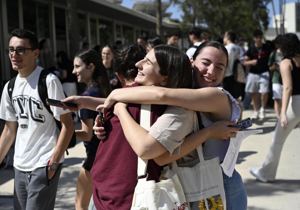 Alumnas de la UMU en el Campus de Espinardo.