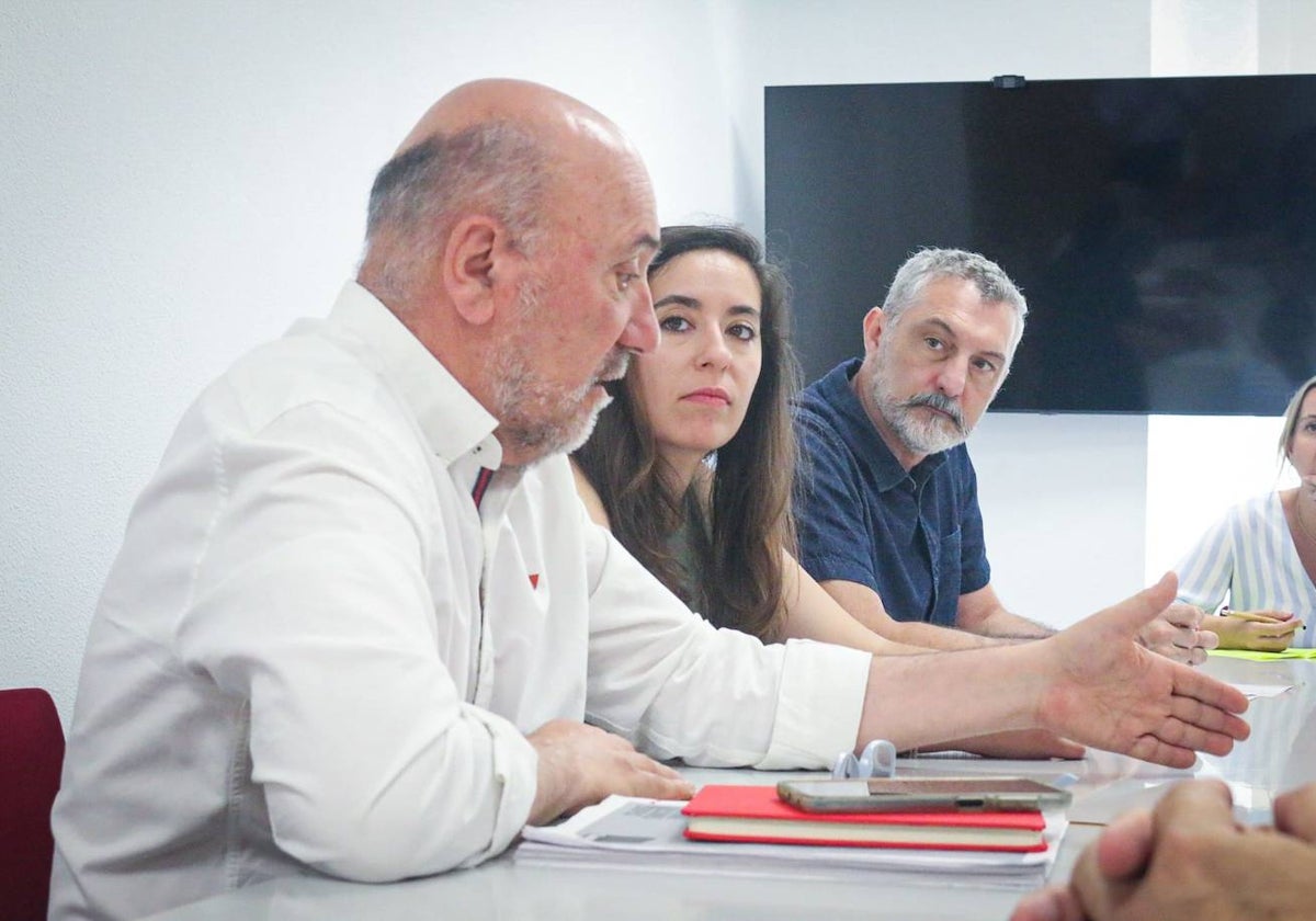 José Luis Álvarez-Castellanos (IU), Helena Vidal (Verdes Equo) y Óscar Urralburu (Más Región), en una reunión con los sindicatos durante la campaña electoral de las europeas.