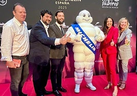 La consejera Carmen Conesa, el director del Instituto de Turismo, el jefe de cocina González Conejero, representantes de Michelin y la famosa mascota 'Bibendum'.