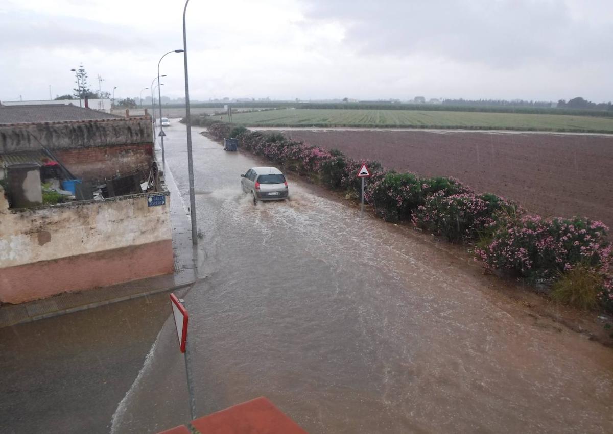 Imagen secundaria 1 - Las fuertes precipitaciones en Pozo Estrecho dificultan el tráfico. 