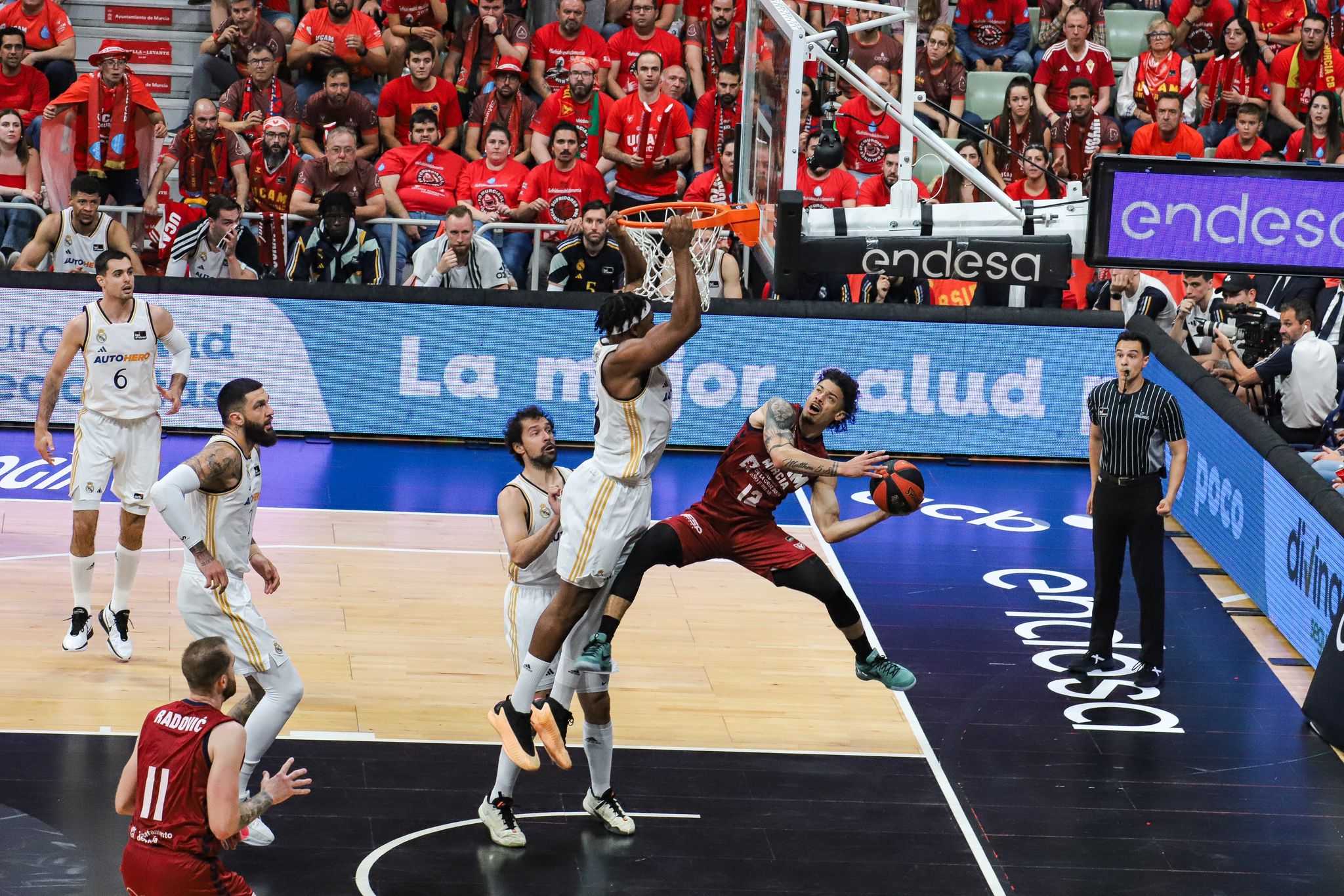 Radebaugh intenta dar un pase, este miércoles en el partido contra el Real Madrid.