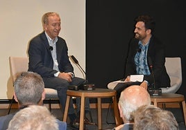 Juan de Dios de la Hoz durante su intervención en el Aula de Cultura de LA VERDAD.