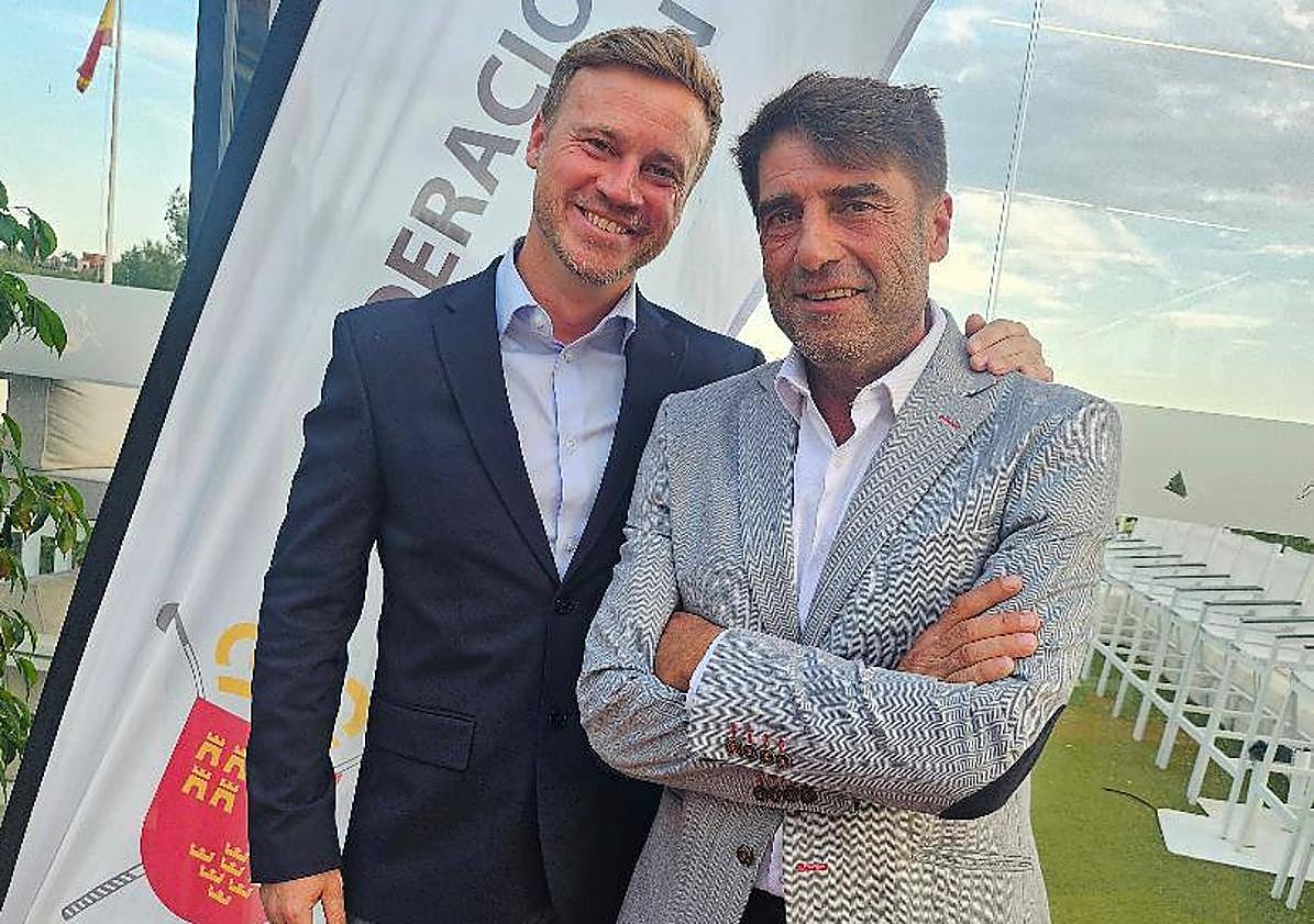 Imagen principal - Los representantes de los dos campos jugados, El Valle Golf y Golf Atorreal. Tres de los miembros del 'staff' federativo involucrados en la prueba. El primer responsable máximo de la Territorial murciana Luis Gabarda (i), junto al actual presidente Juan Carlos Martínez Vera. 
