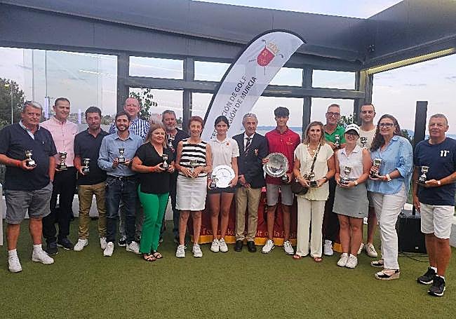 Todos los ganadores acompañados por el presidente Juan Carlos Martínez (c).