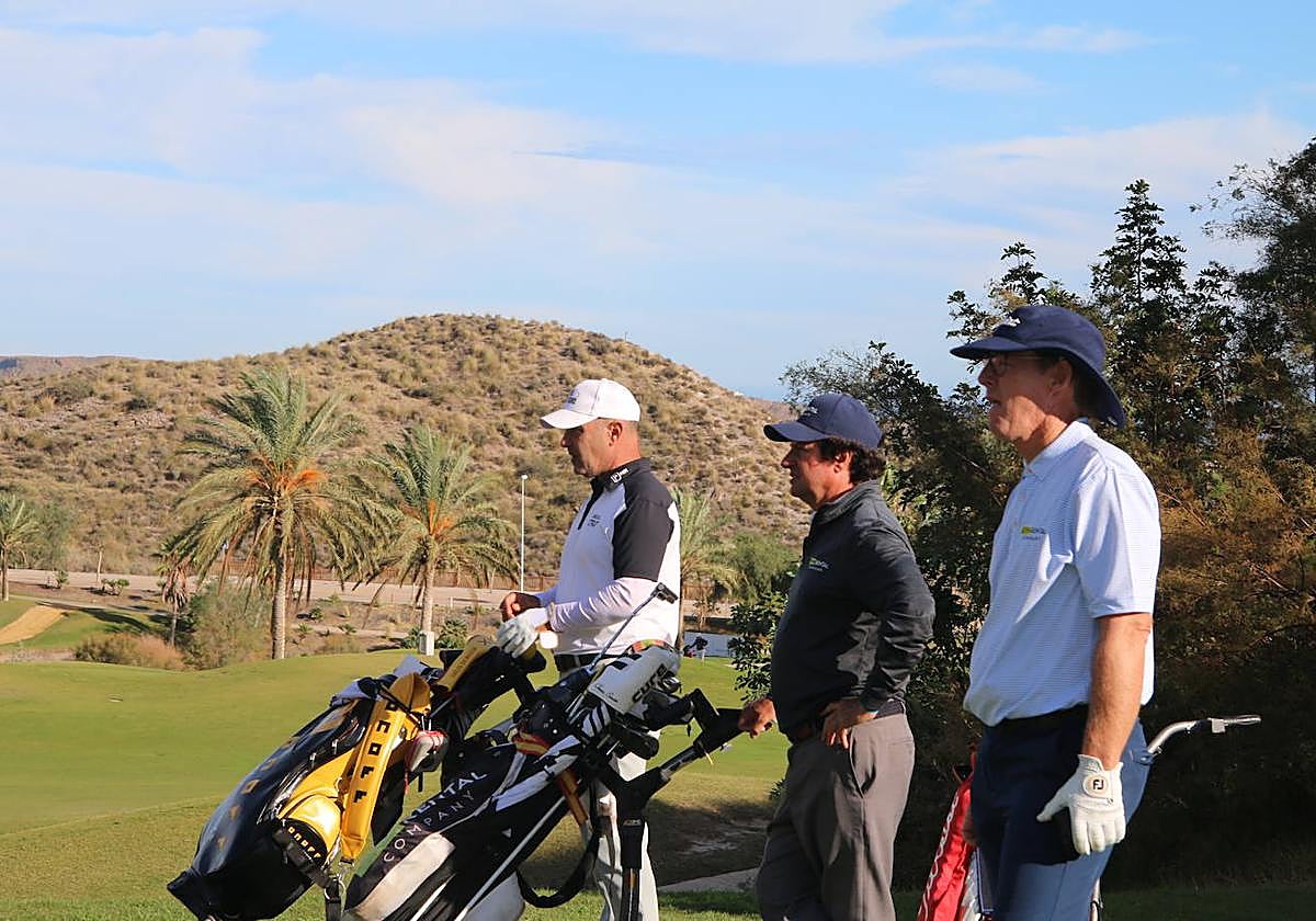 Miguel Ángel Martín (c) en uno de los 'tees' de Aguilón Golf, junto a Charci Balmaseda (i) y Carl Suneson, durante uno de los campeonatos de España sénior disputados en el recorrido.