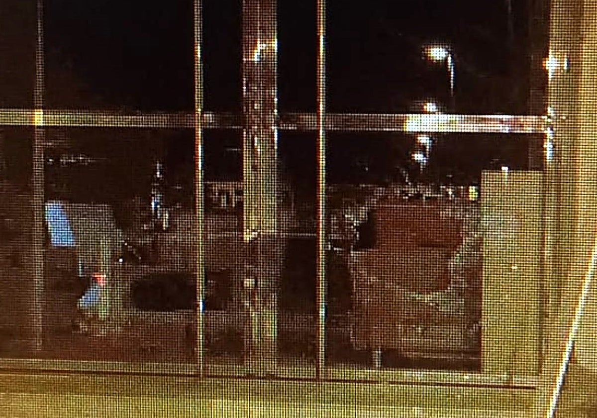 Butrón en un cristal de uno de los establecimientos asaltados, en San Javier.