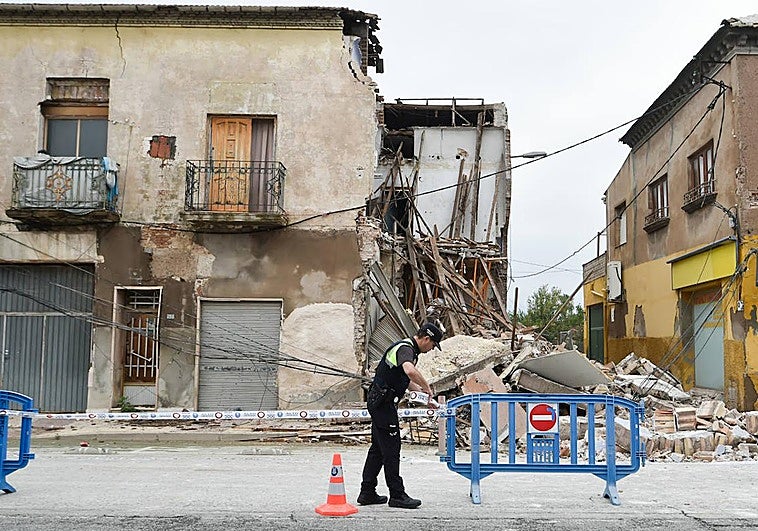 Parte de la vivienda derrumbada en Murcia por la lluvia. | En vídeo, caída de la casa.