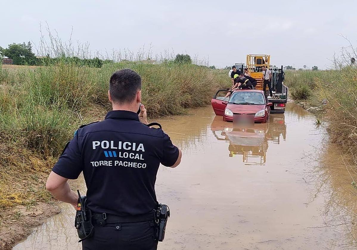 Rescate del vehículo en Torre Pacheco.