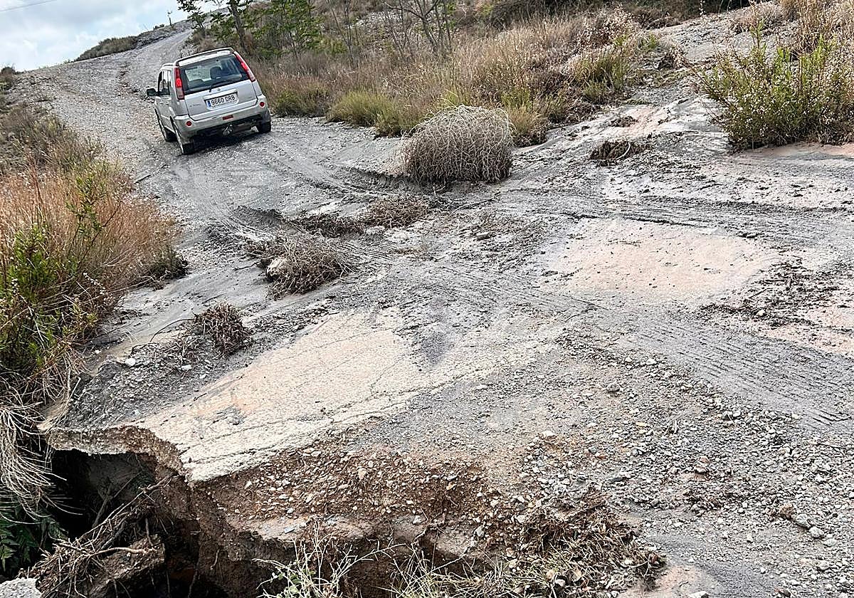 Estado en el que ha quedado el paso por una rambla en la pedanía de Zarzalico.