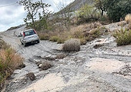 Estado en el que ha quedado el paso por una rambla en la pedanía de Zarzalico.