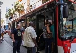 Pasajeros suben a un bus urbano en la parada de la calle Ramón Gallud.
