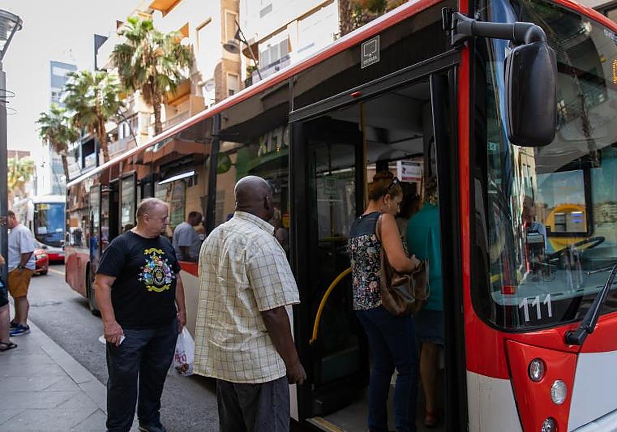 Pasajeros suben a un bus urbano en la parada de la calle Ramón Gallud.