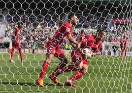 Santi Jara y Elady, del Murcia, ante el Elche en 2018.