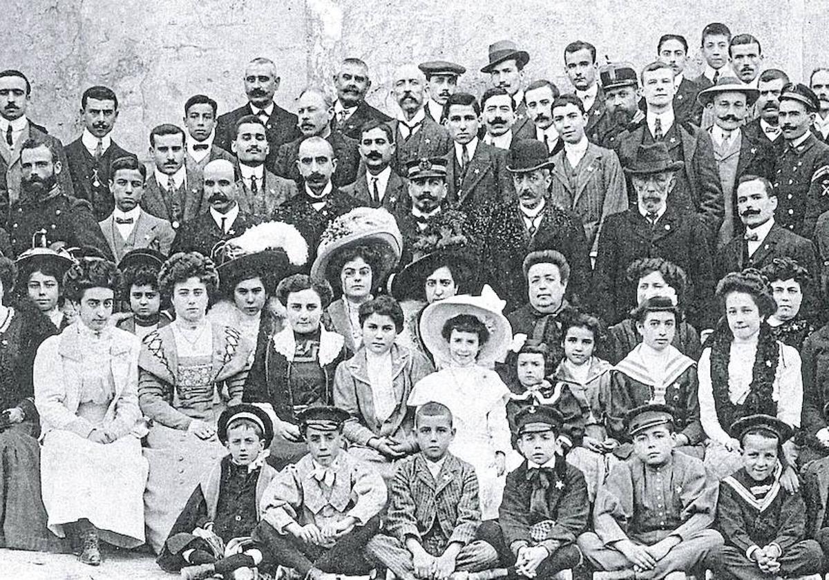 Grupo de esperantistas del barrio de Los Dolores, fotografiado en el año 1907.