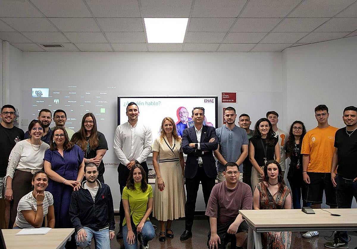 Grupo de alumnos de la 1ª edición de Agentes del cambio junto al equipo de ENAE.