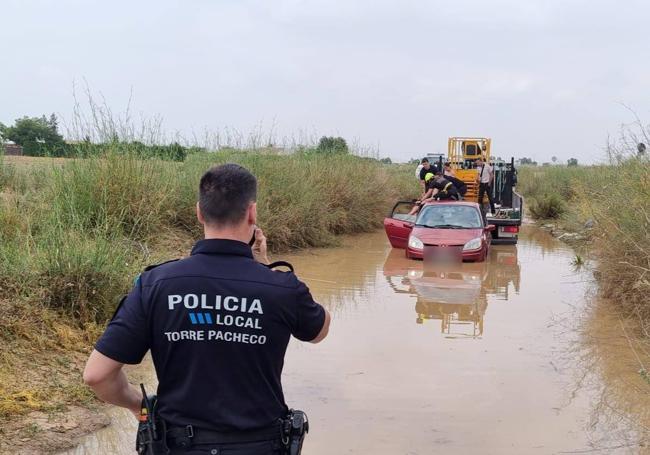 Rescate de tres personas atrapadas en un coche, en Torre Pacheco.