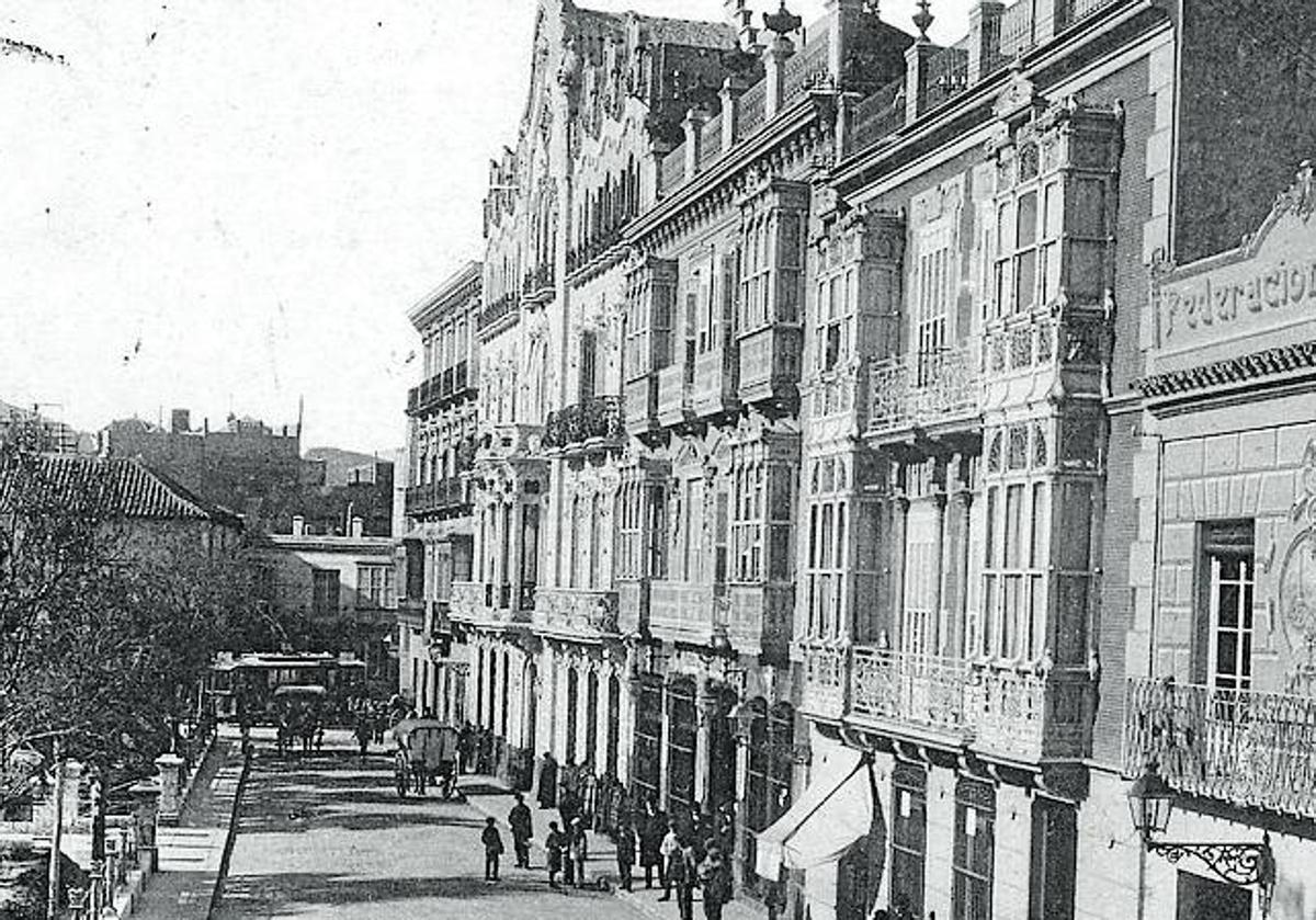 Imagen principal - Arriba: plaza de San Francisco, en el año 1907. Abajo: carta de Codorníu a Calandre y doctor Zamenhof.