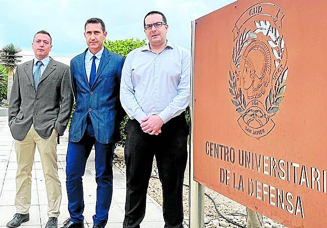 Juan Miguel Sánchez Lozano (centro), junto a otros dos investigadores del Centro Universitario de la Defensa implicados en el proyecto: Manuel Fernández Martínez y Tomás Baenas Tormo.