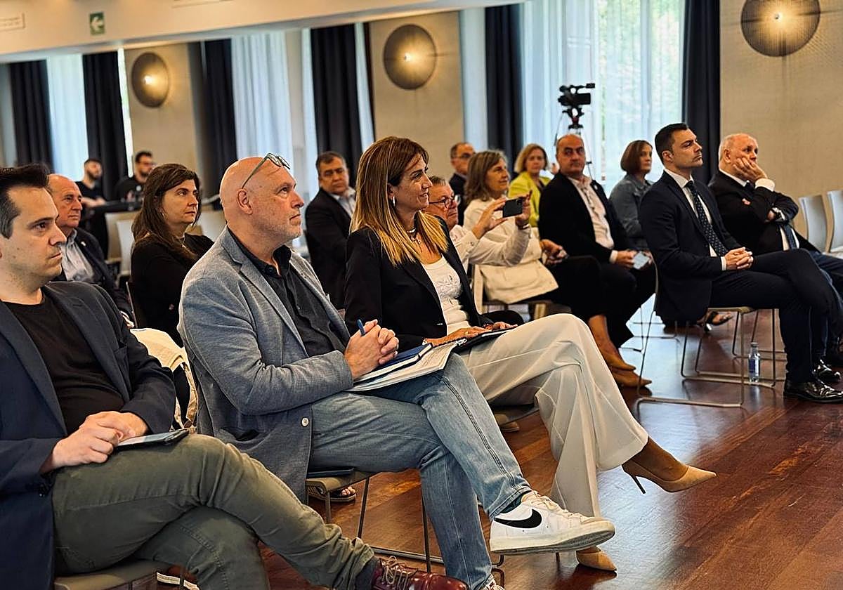 Patricia Fernández, durante una mesa redonda sobre las villas termales en Guitiriz.