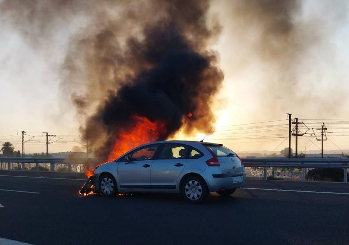 Coche ardiendo este domingo en la autovía.