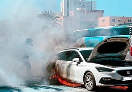 El coche incendiado este sábado en La Manga.