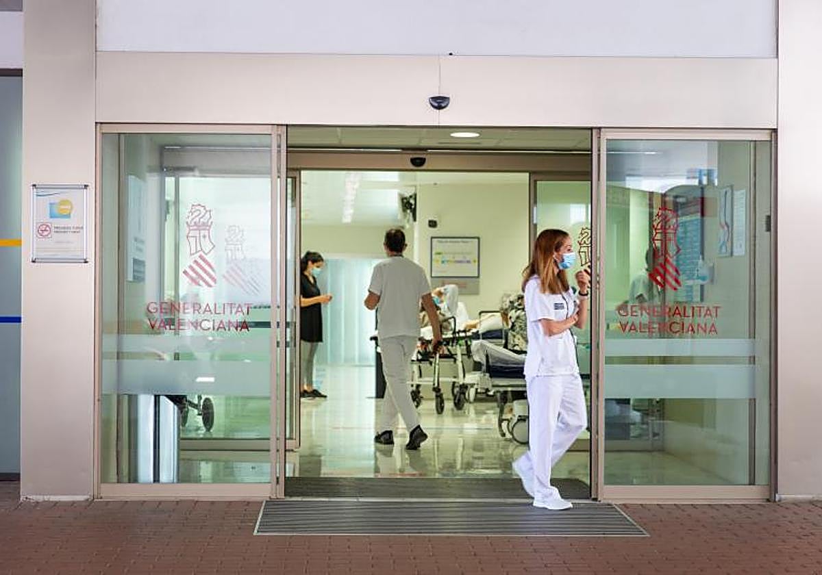 Acceso a Urgencias del hospital de Torrevieja.