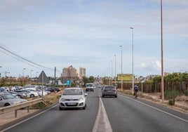 Tramo de carretera por el que discurrirá la primera fase de la senda peatonal al hospital. En la imagen se aprecia como un ciclista circula por el arcén con el riesgo que conlleva ante el elevado tráfico.