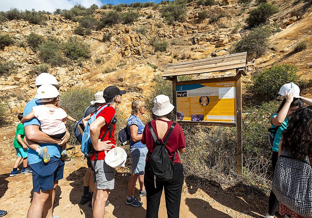 Las imágenes a la visita a la Sima de las Palomas, en Torre Pacheco
