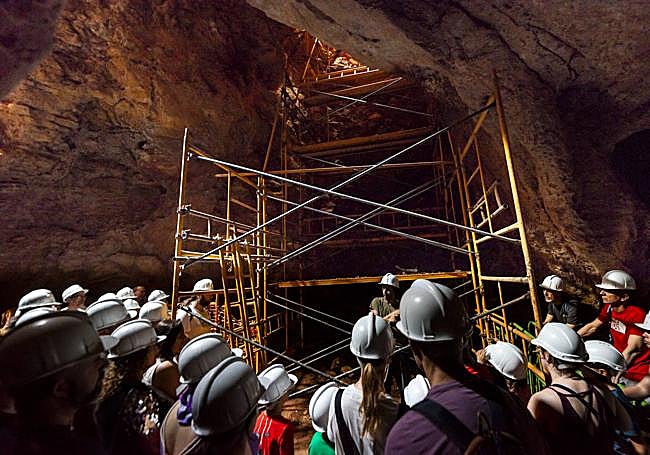 No pudo faltar el casco en la cabeza de los que se internaron en la Sima de las Palomas, en Torre Pacheco.