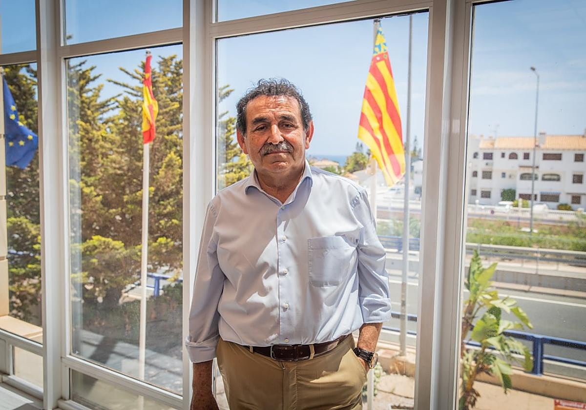 Manuel Mestre mantiene su despacho en la delegación del Ayuntamiento en la costa oriolana.