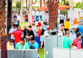 Alta afluencia de asistentes en la feria comercial.