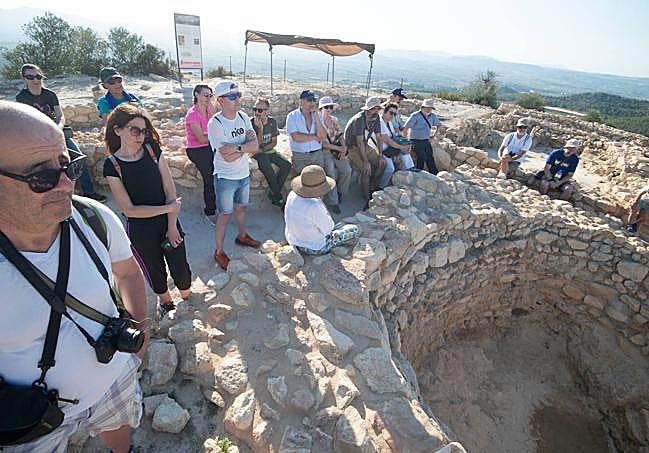 Los visitantes descubren cómo era la vida hace 4.000 años en La Almoloya, en Pliego.