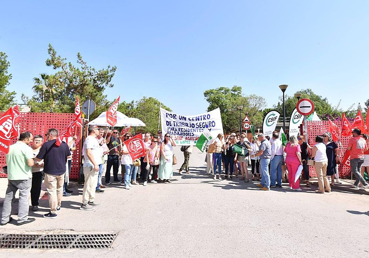 Trabajadores y familiares de los residentes del centro Julio López Ambit protestan este lunes por la mañana.