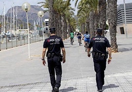 Policías locales camian por Cartagena en una imagen de archivo.