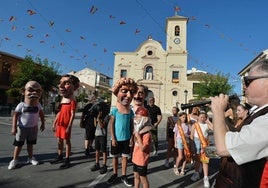 Cabezudos animando la fiesta infantil de la plaza de la iglesia, ayer, en Alquerías.