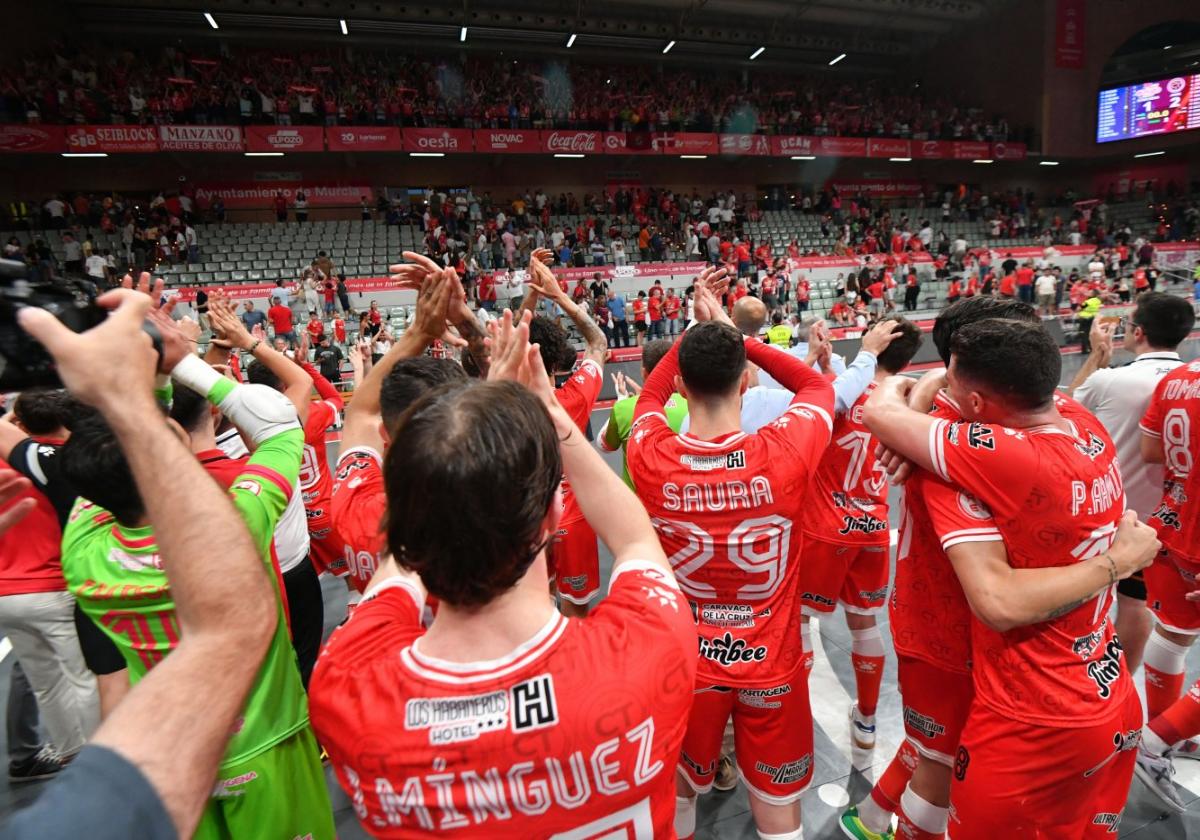 Los jugadores del Jimbee celebran la victoria con los mil cartageneros desplazados hasta el Palacio de los Deportes de Murcia.