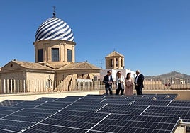 Paneles solares instalados en la cubierta de la escuela de música de Yecla, junto a la Basílica de la Purísima.