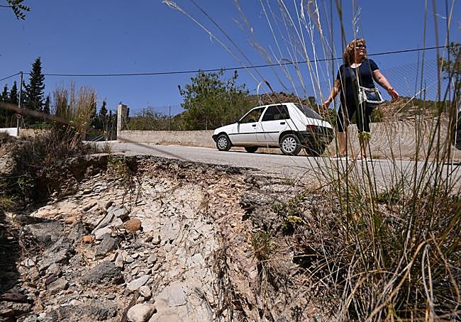 Una de las vecinas de la zona muestra el estado de la cuneta del camino tras las últimas lluvias.