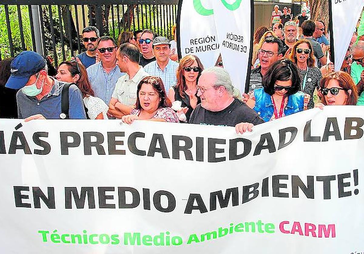 Personal interino de la Consejería de Medio Ambiente protestó ayer en la sede de la plaza de Juan XXIII contra la inestabilidad laboral.