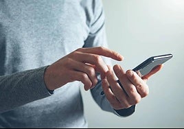 Un hombre consulta su móvil, en una imagen de archivo.