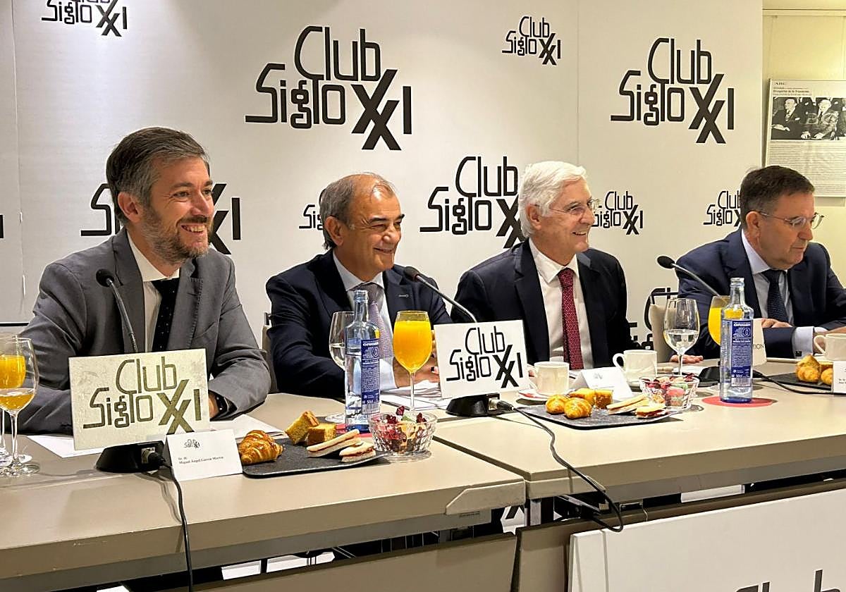 Juan Antonio Pedreño estuvo acompañado por el presidente del club siglo XXI, José María Barreda; el presidente de la Federación de Cooperativas de la Economía Social de Madrid (Fecoma), Carlos de la Higuera;y el consejero de Presidencia, Justicia y Administración Local de la Comunidad de Madrid, Miguel Ángel García Martín.