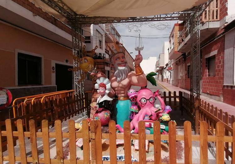 El monumento infantil recoge una alusión a todos los elementos más tipicos de la cultura torrevejense.