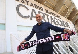 Abelardo, este miércoles, en la entrada del Cartagonova.