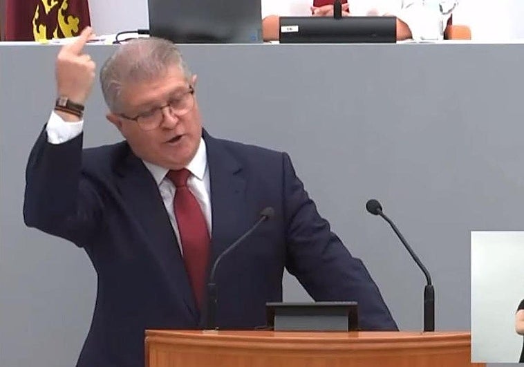 Momento polémico entre Vélez y López Miras por la peineta.